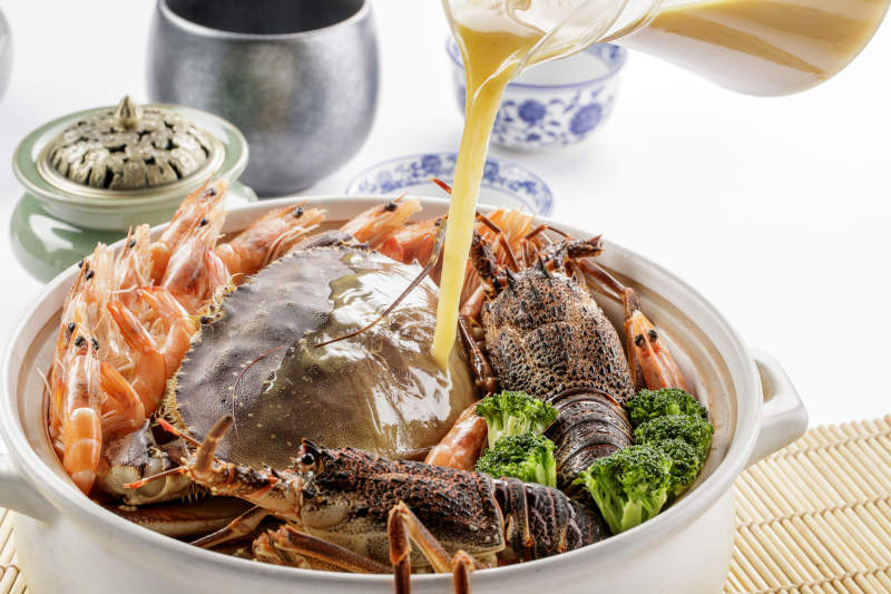 大瓷盆裝的濃湯海鮮燴