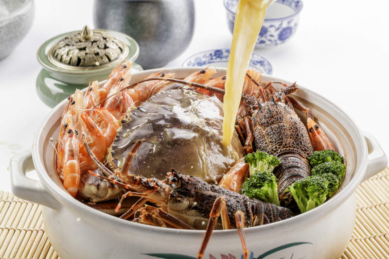 大瓷盆裝的濃湯海鮮燴