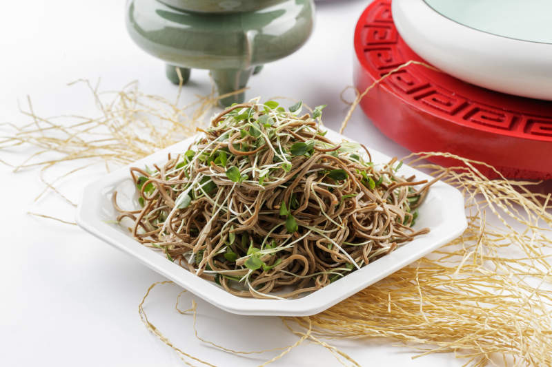 香椿苗拌熏豆腐丝