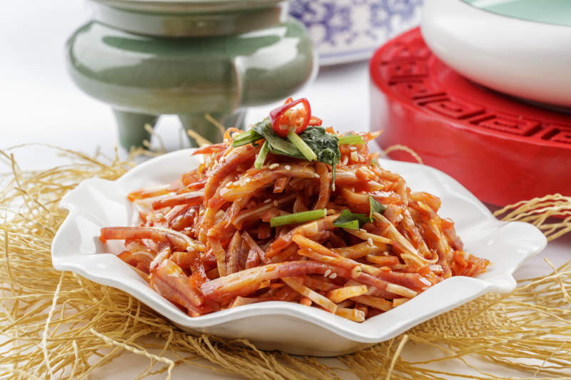 白色瓷盘装的凉拌猪耳