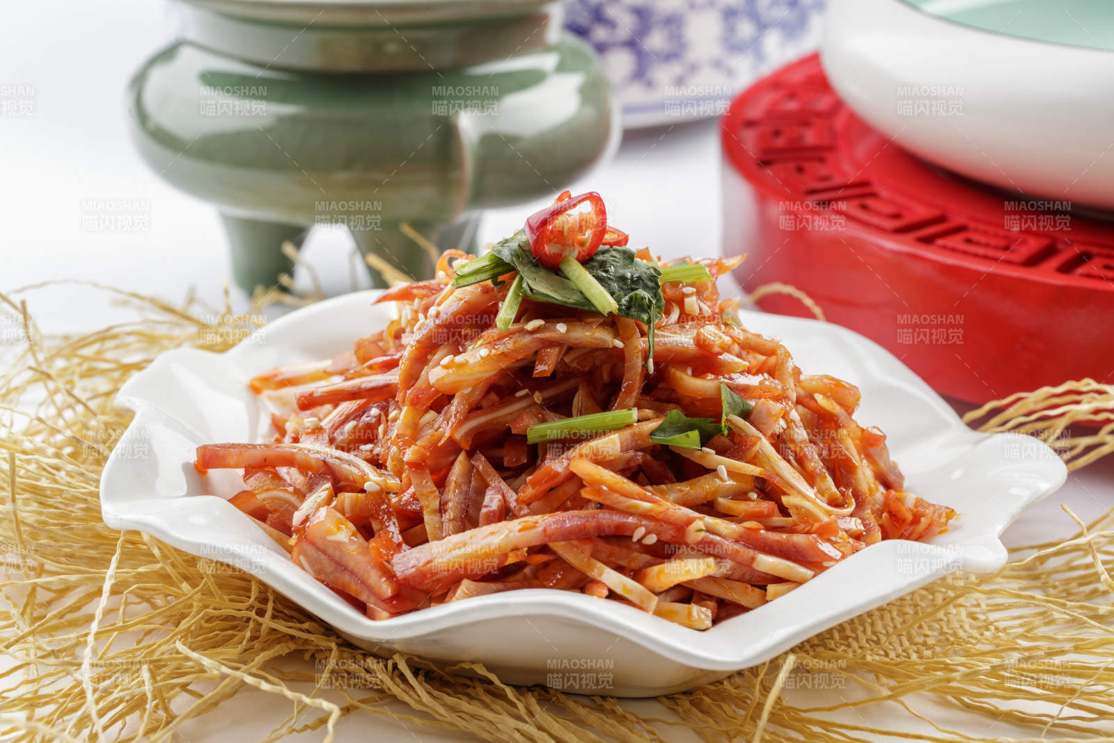 白色瓷盘装的凉拌猪耳