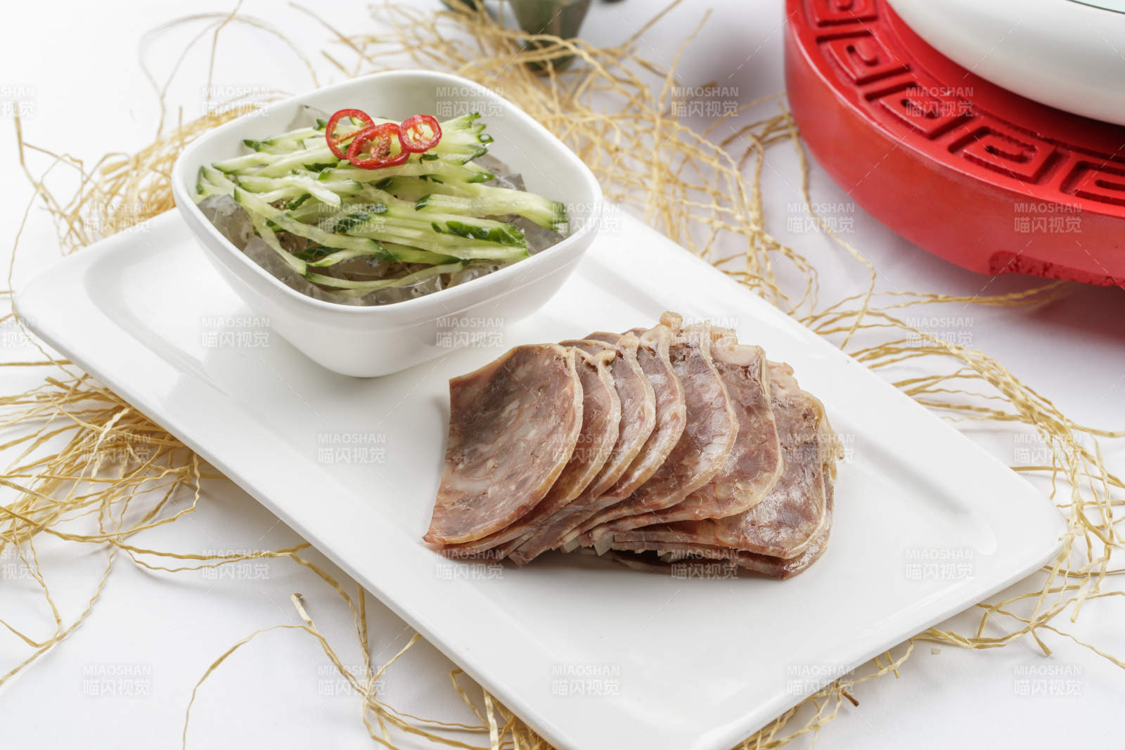 白色瓷盘装的五香牛建切片