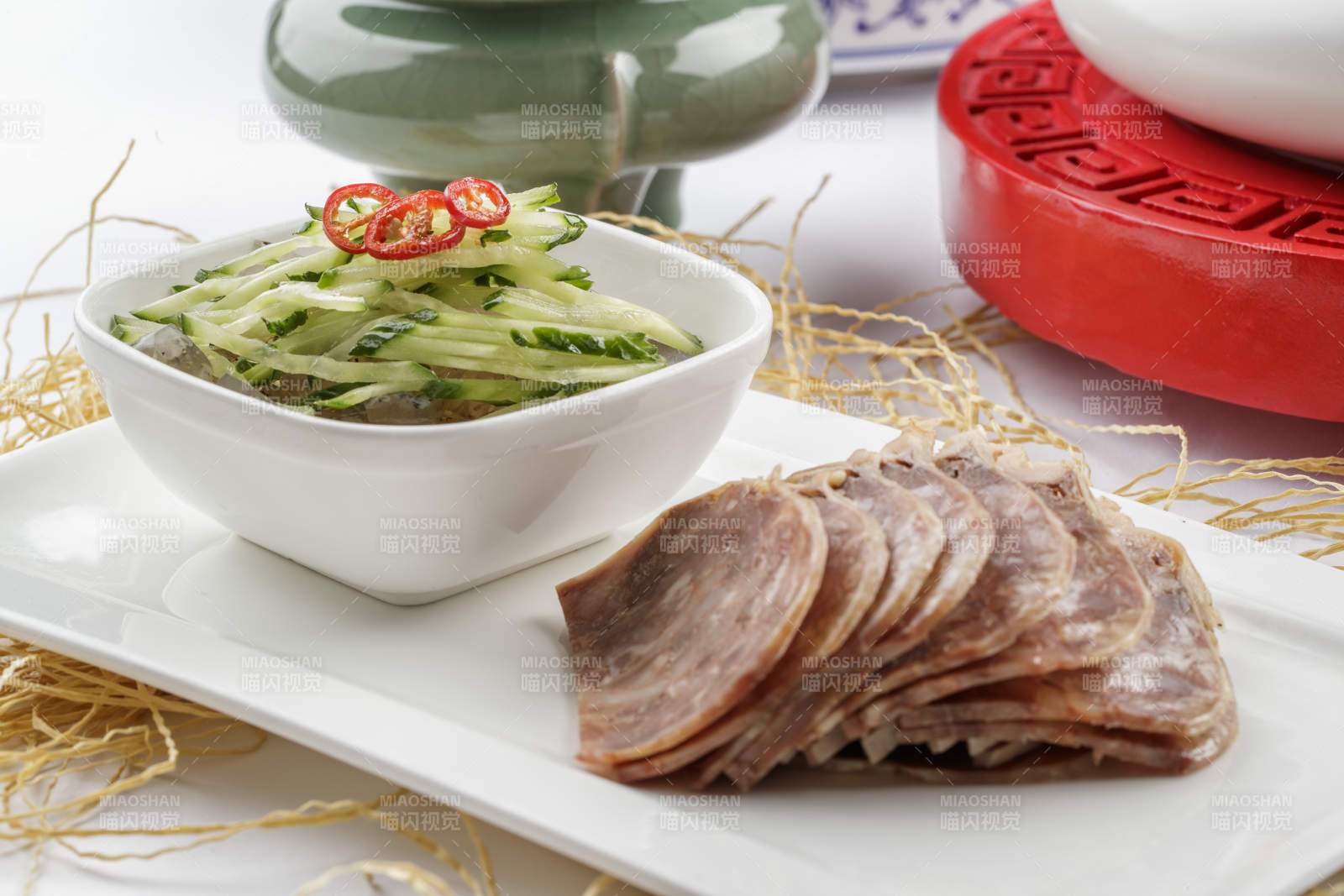 白色瓷盘装的五香牛建切片