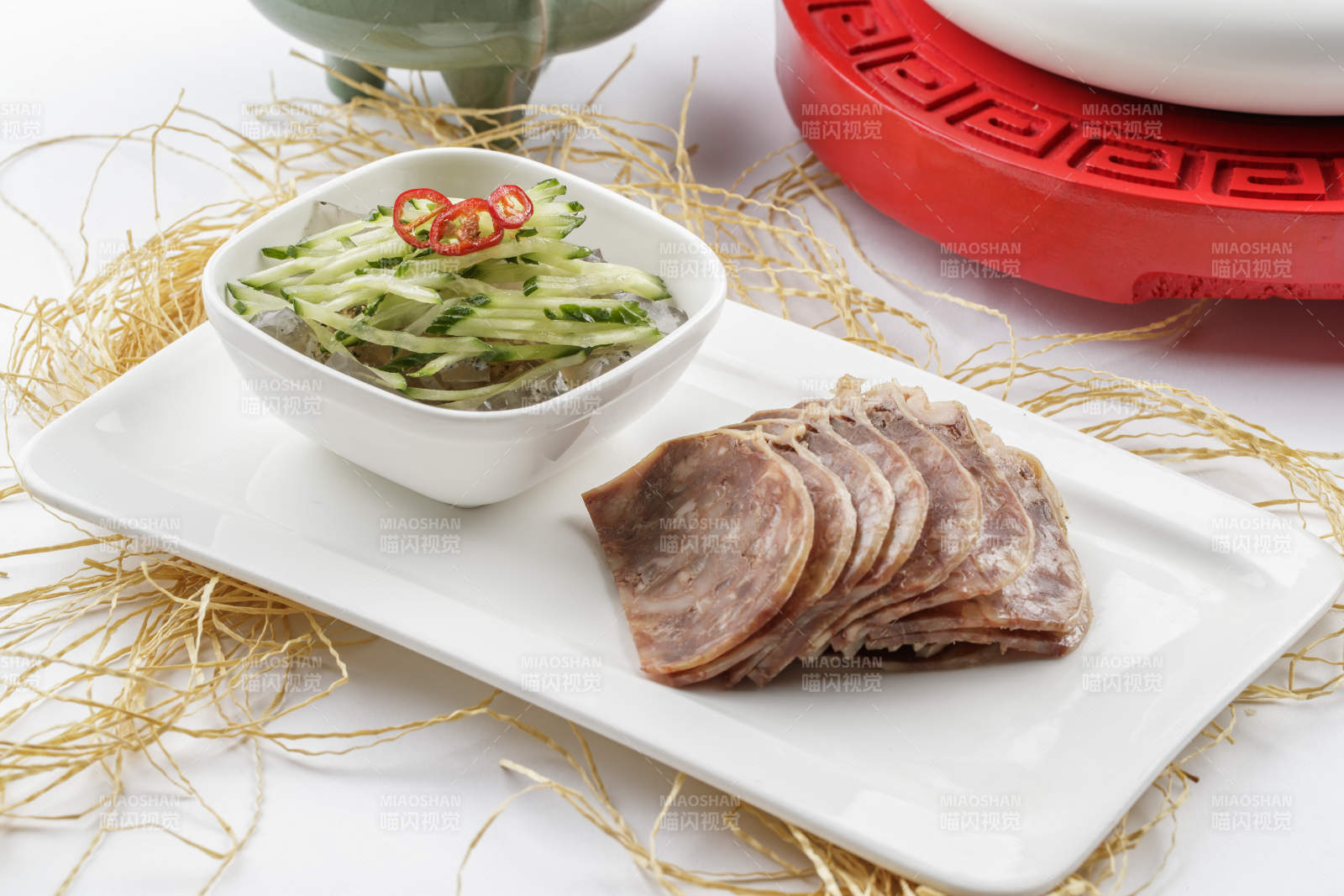 白色瓷盘装的五香牛建切片