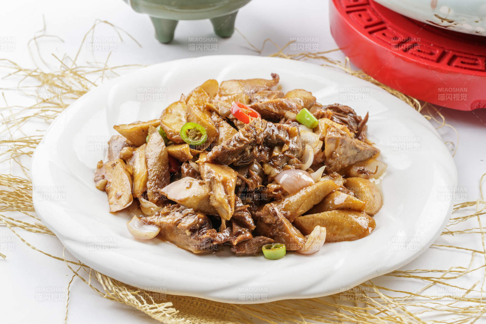 土豆焖牛腩-摄影图