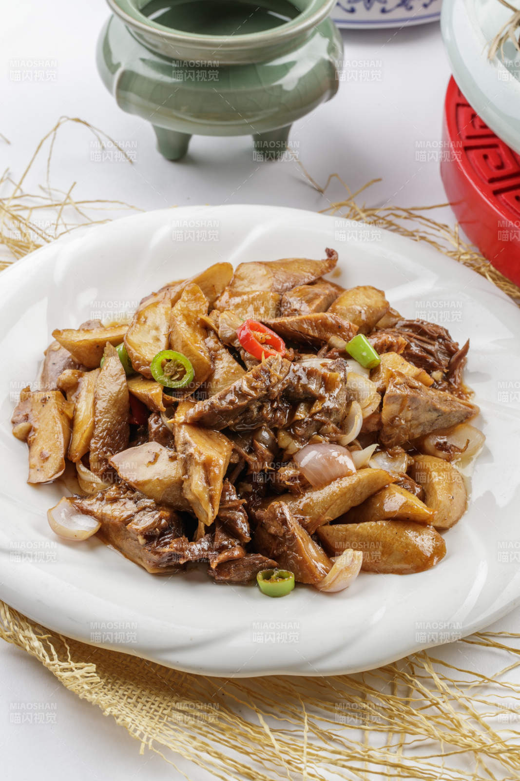 土豆焖牛腩-摄影图