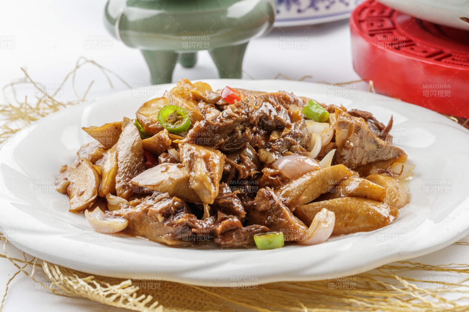 土豆焖牛腩-摄影图