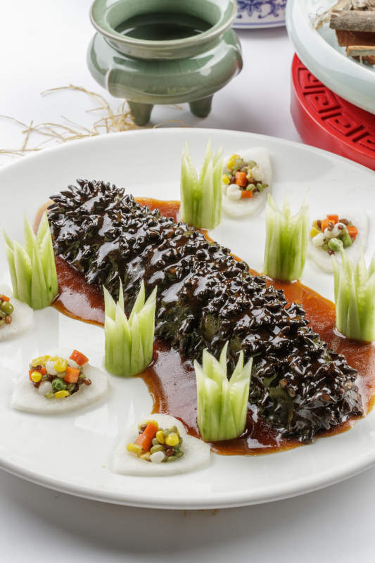 精美餐具装的山珍菌酱寿桃梅花参