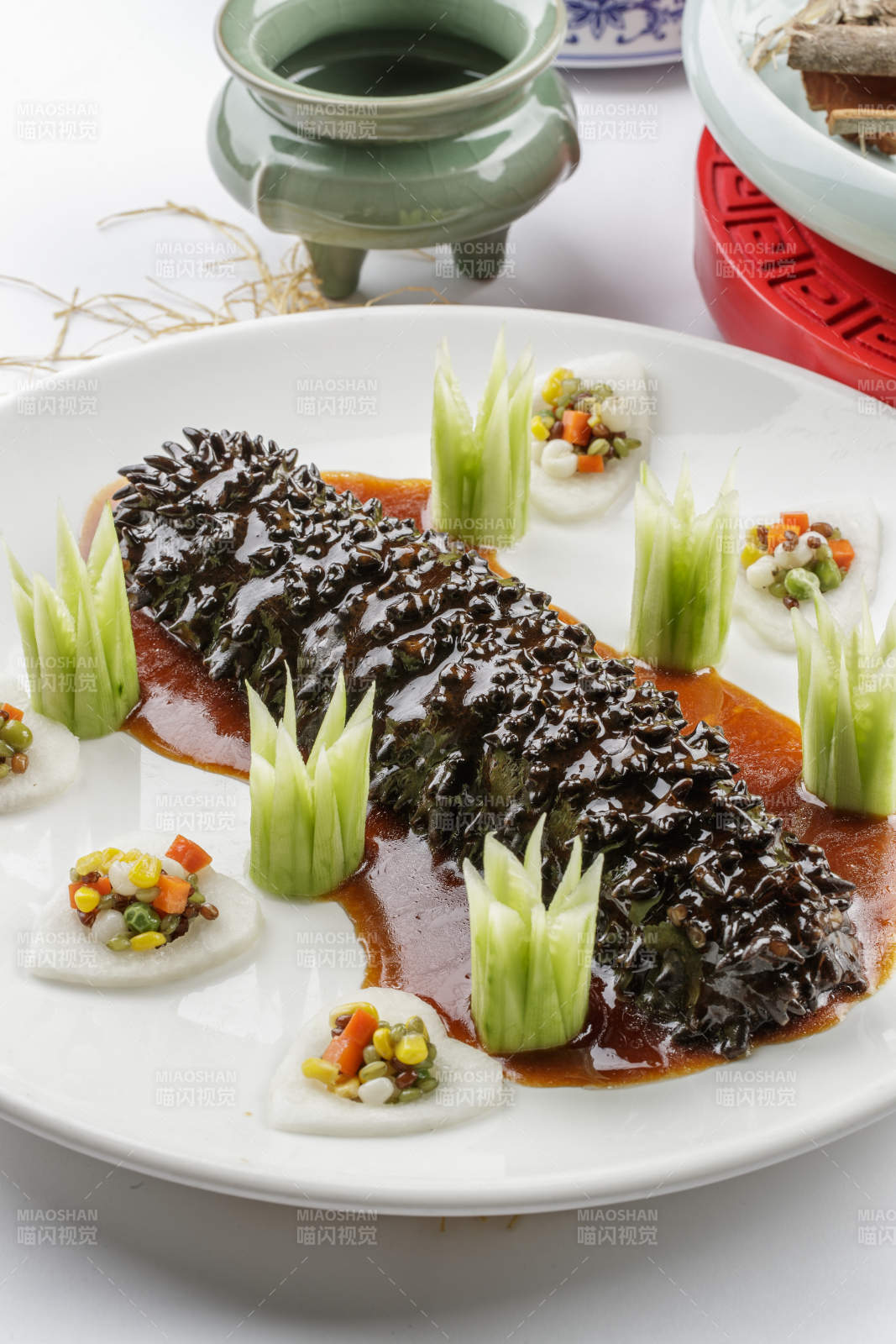 精美餐具装的山珍菌酱寿桃梅花参