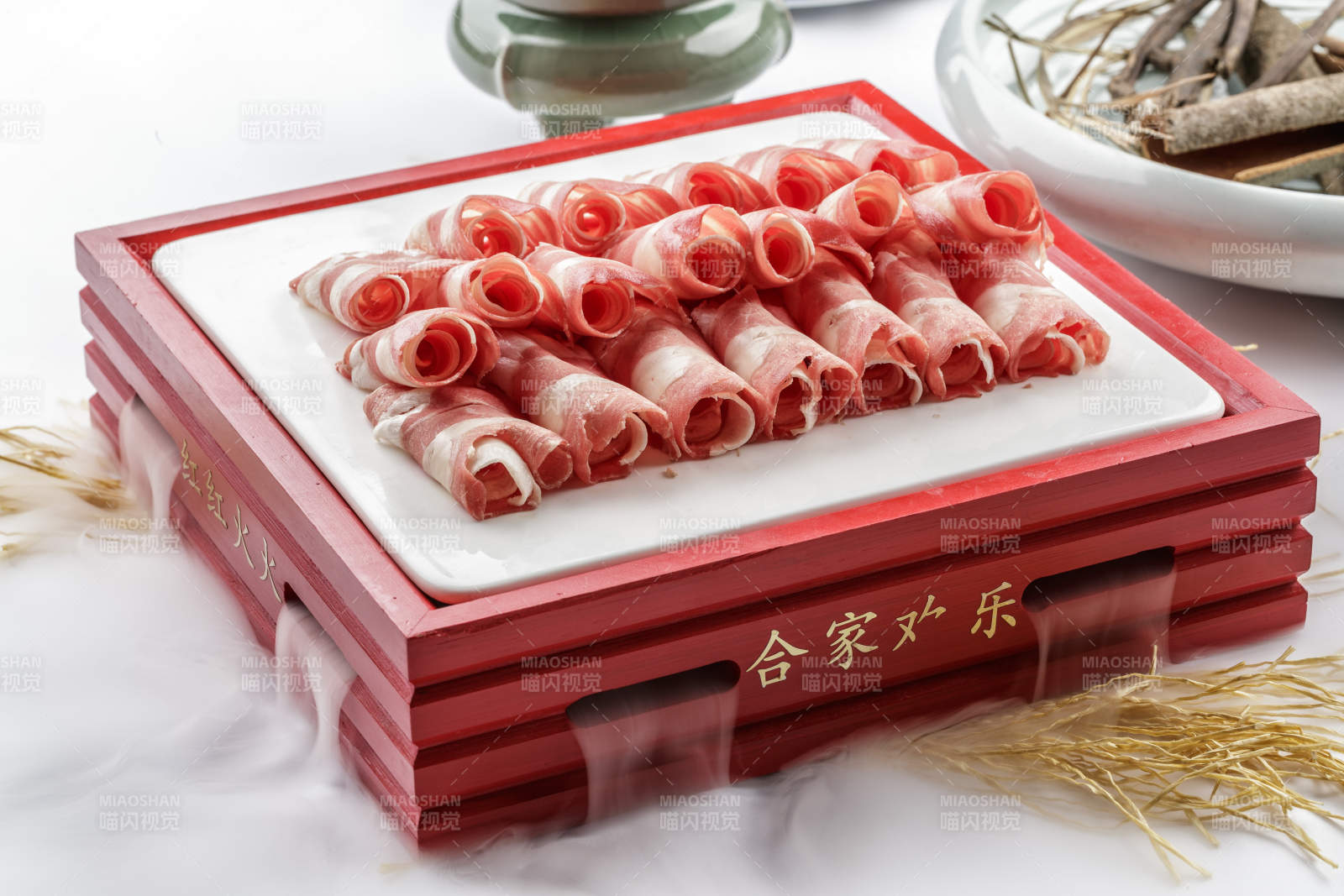 涮锅火锅食材草原羔羊肉卷-摄影图