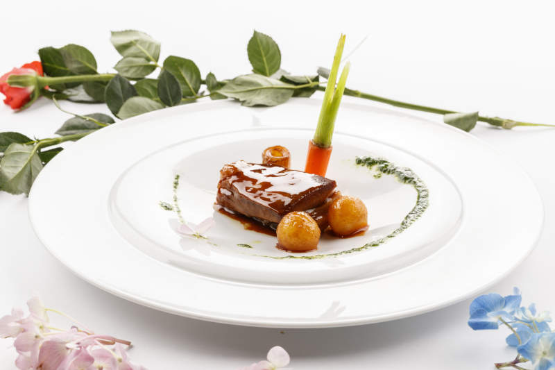 一品王府肉摆放在白色背景上