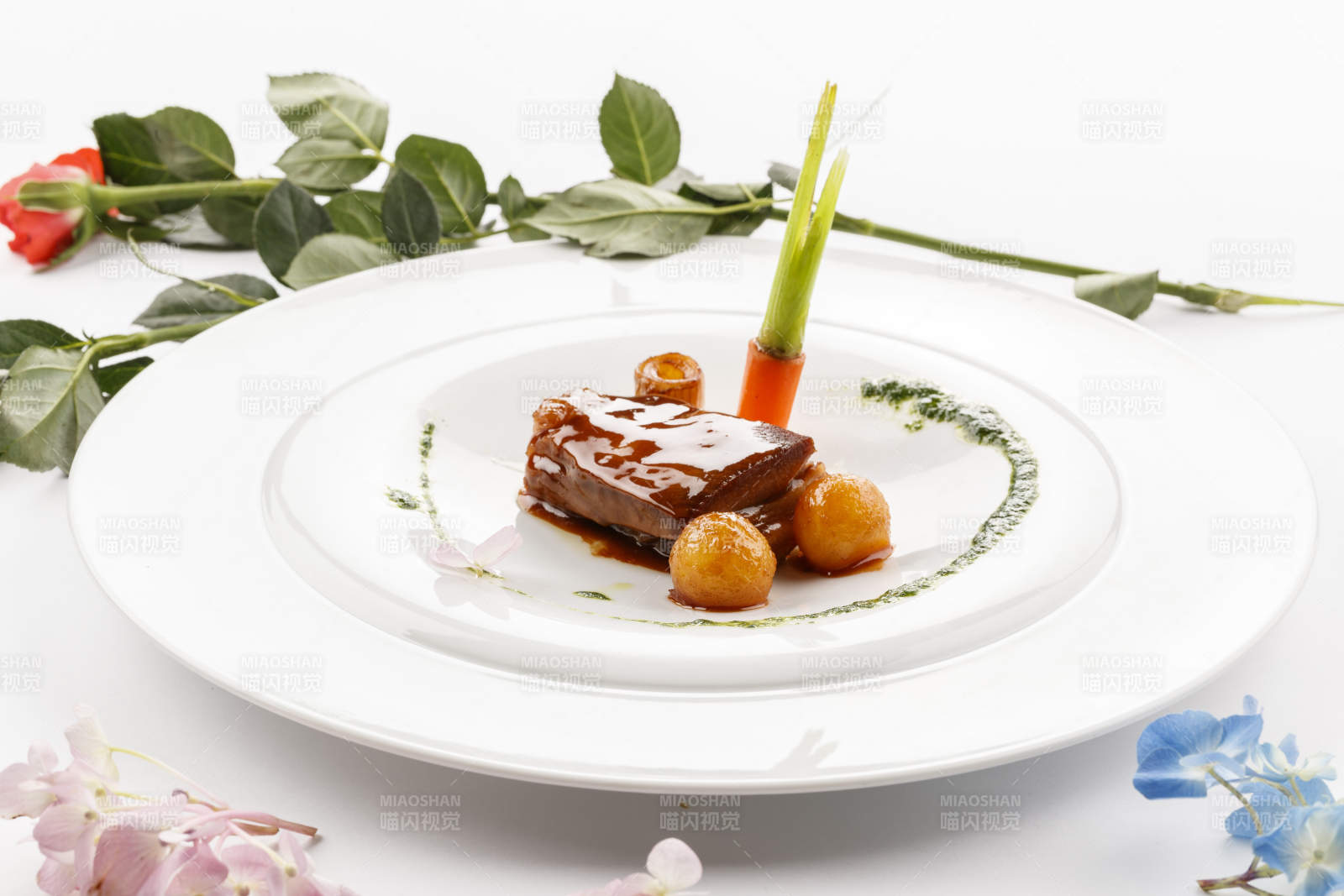 一品王府肉摆放在白色背景上