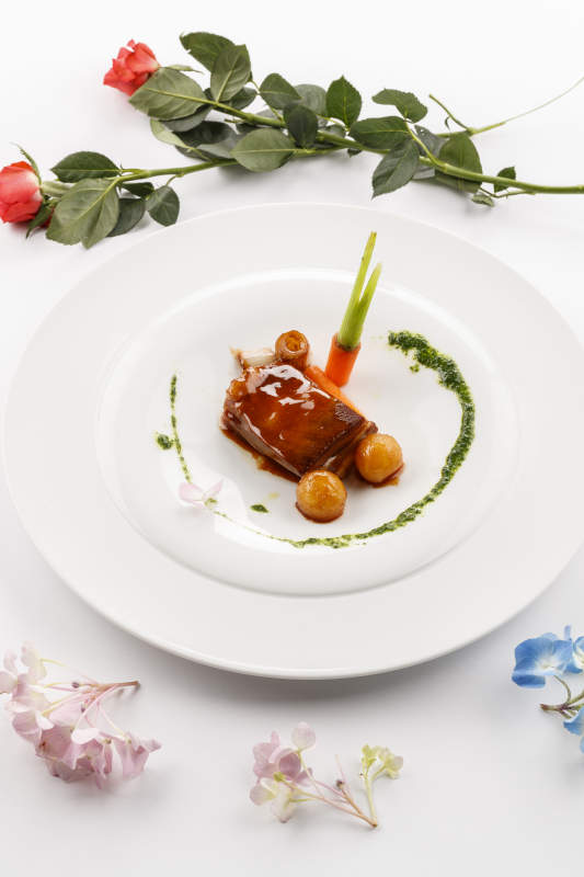 一品王府肉摆放在白色背景上