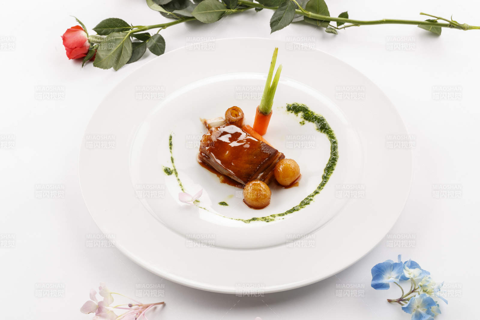 一品王府肉摆放在白色背景上