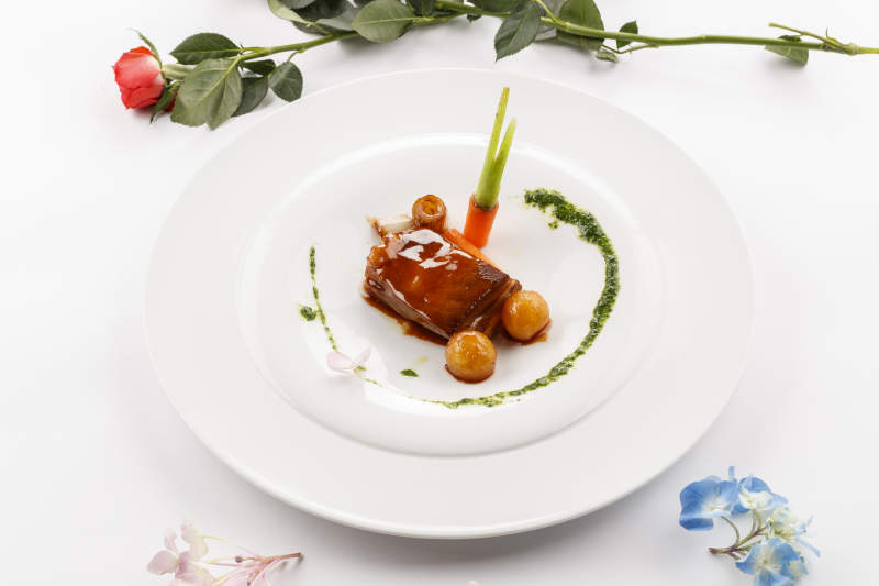 一品王府肉摆放在白色背景上