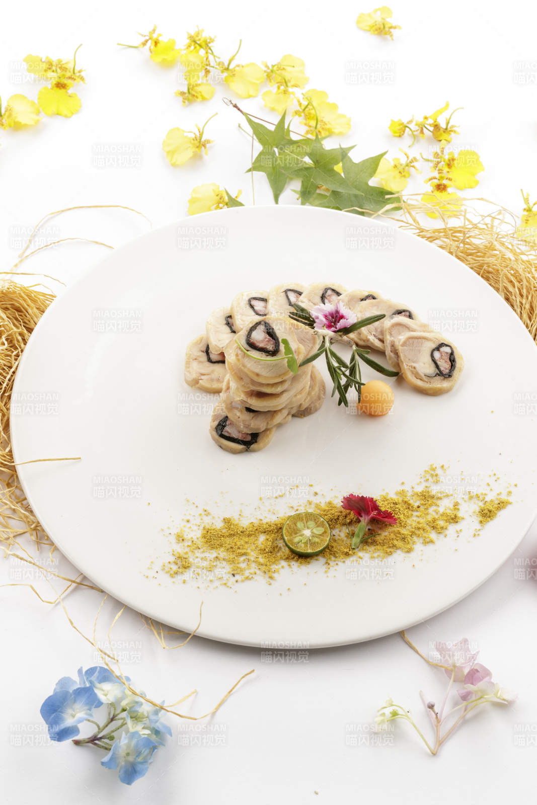 白色瓷盘装的鱿鱼墨鱼香肠卷切片图片