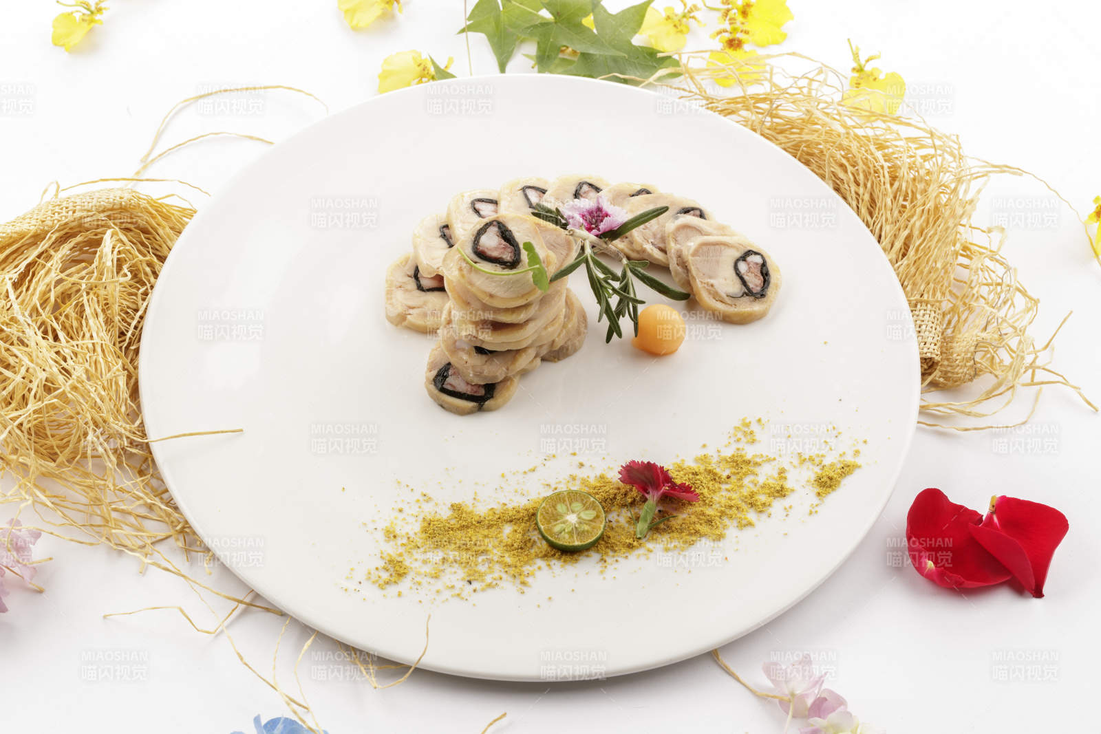 白色瓷盘装的鱿鱼墨鱼香肠卷切片图片