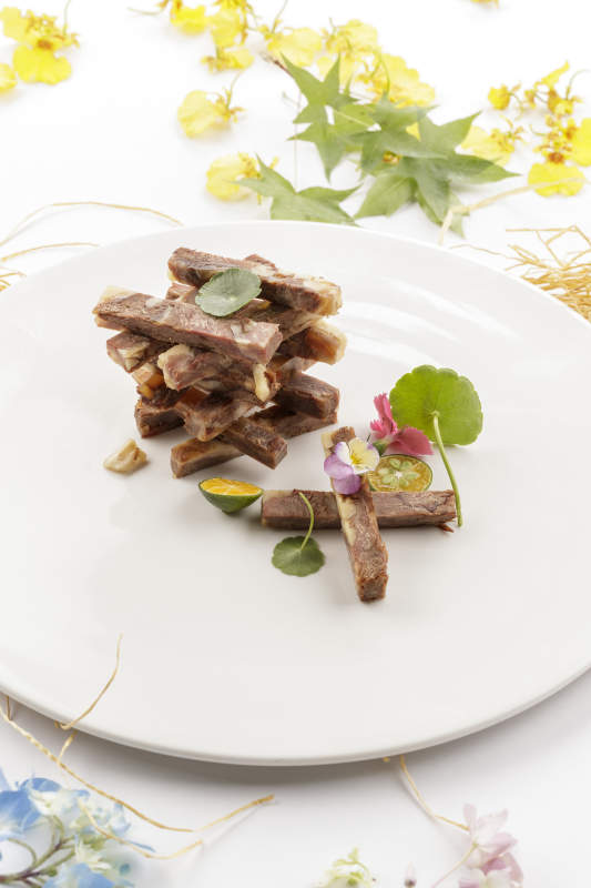 水晶桃仁驴肉摆放在白色背景上