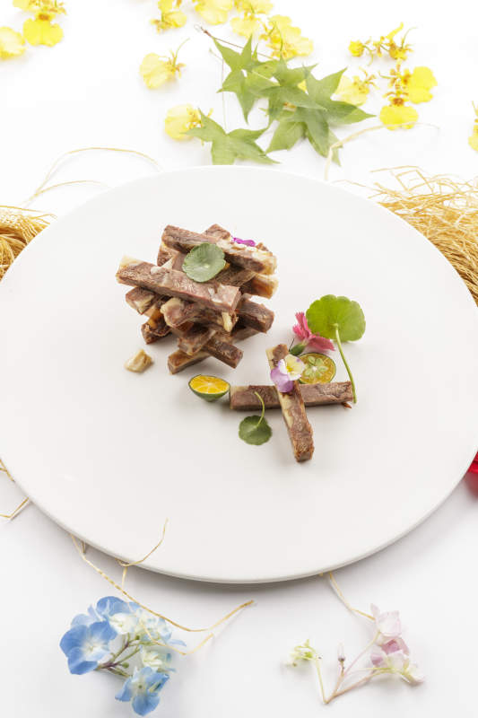 水晶桃仁驴肉摆放在白色背景上