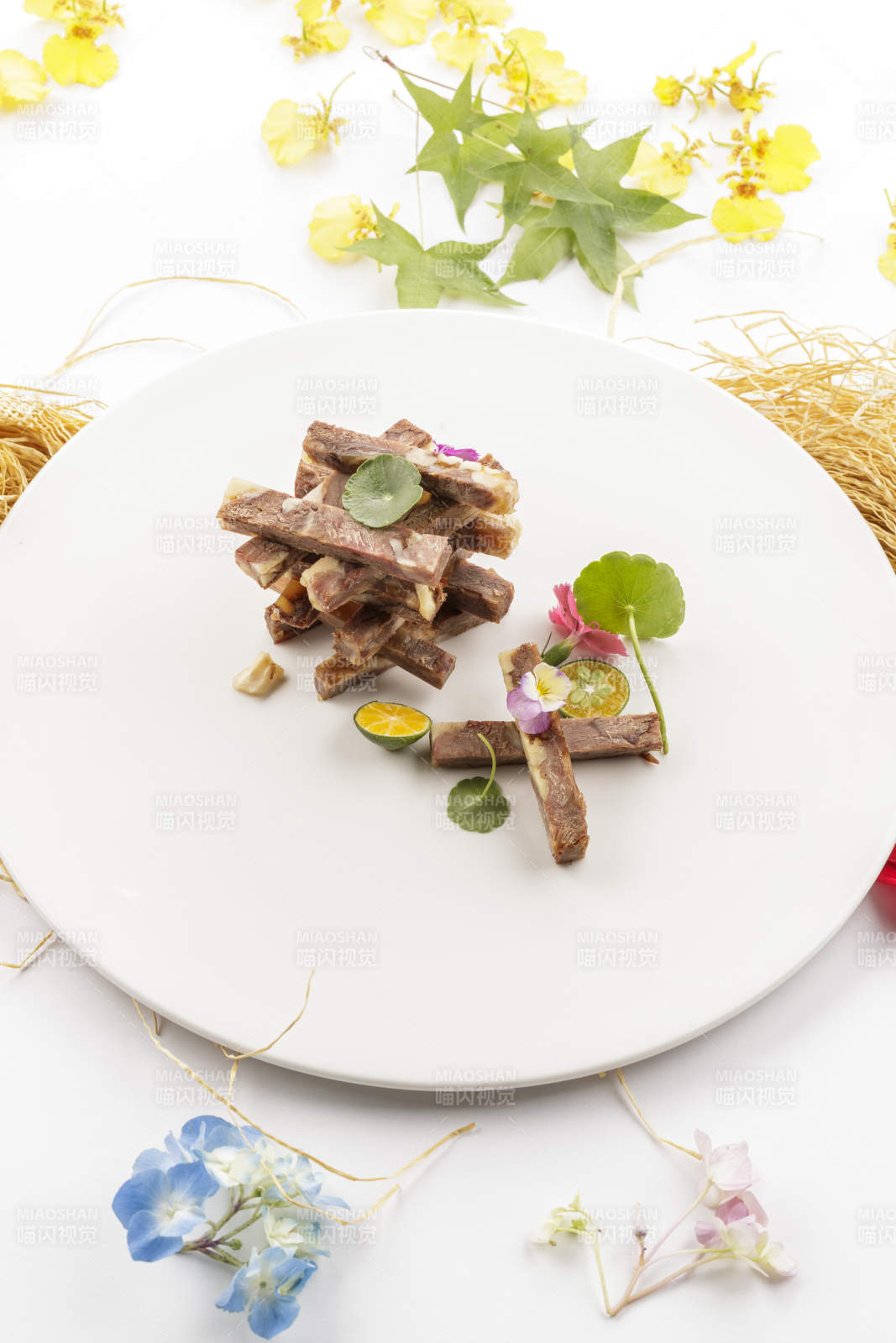 水晶桃仁驴肉摆放在白色背景上