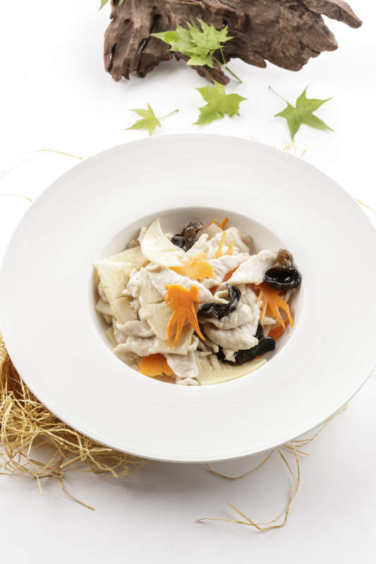 白色瓷盘装的的新派木须肉