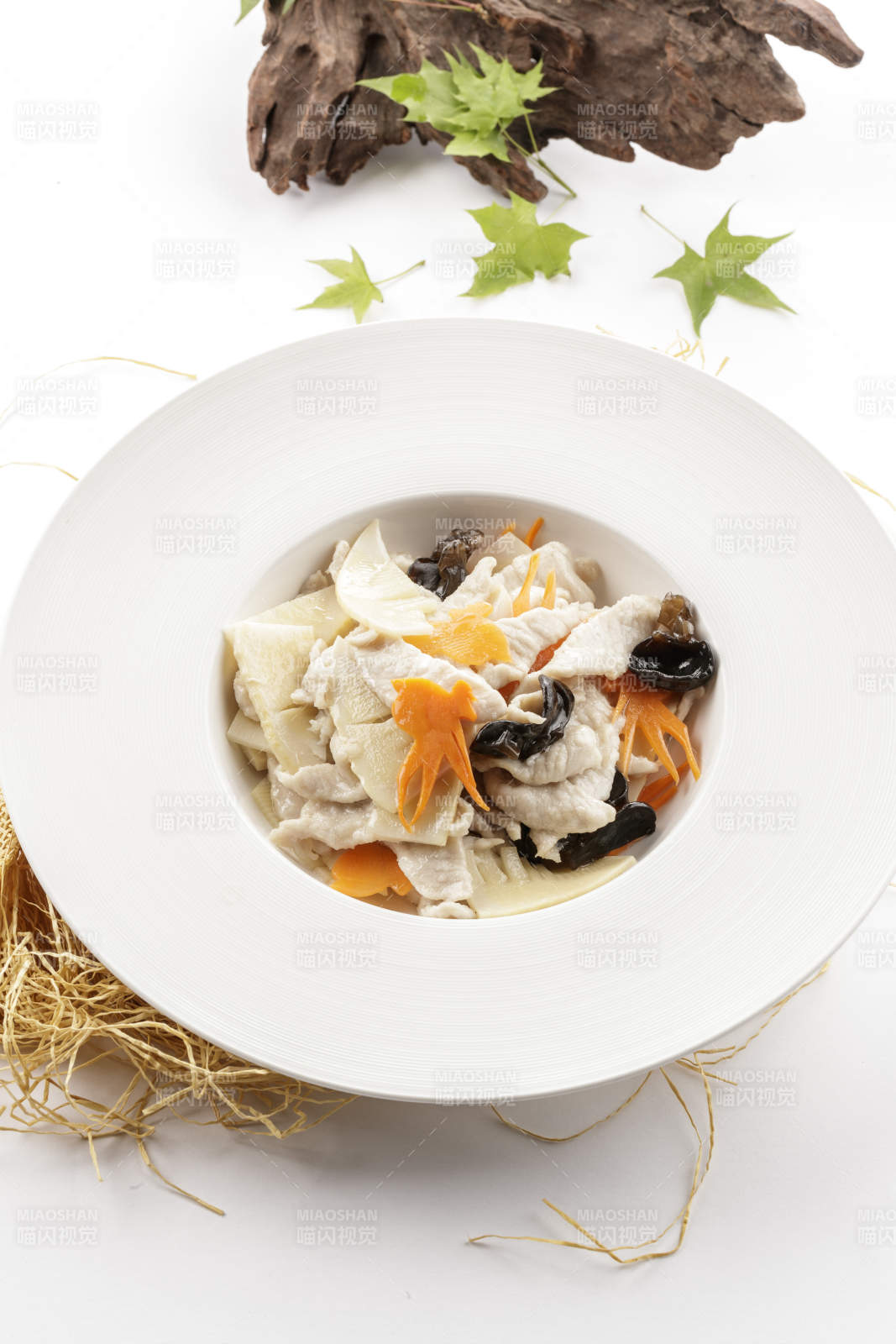 白色瓷盘装的的新派木须肉