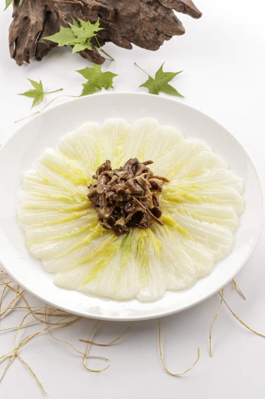 松菇白玉娃娃菜摆放在白色背景上