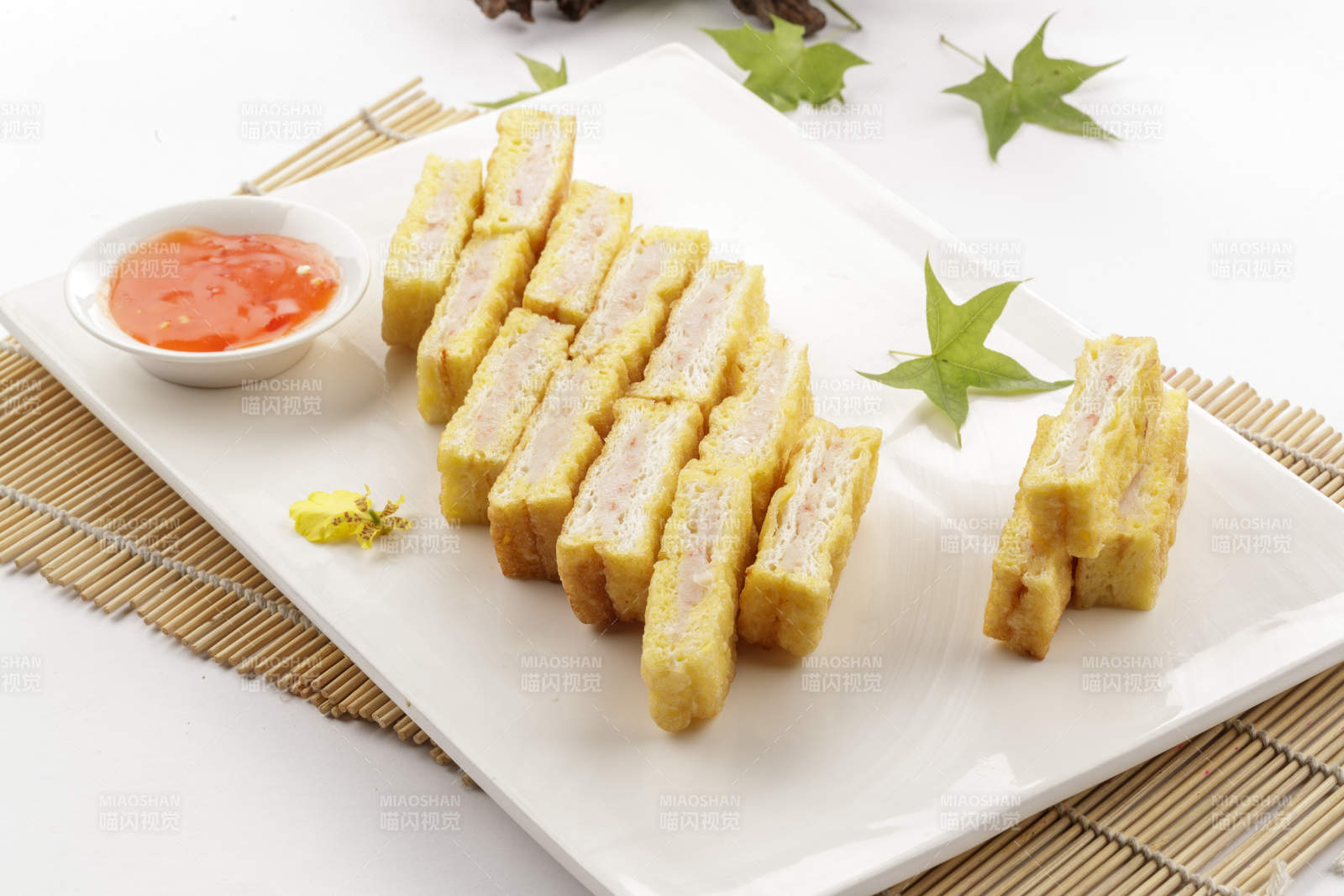 白色瓷盘装的飘香蒸鱼糕图片