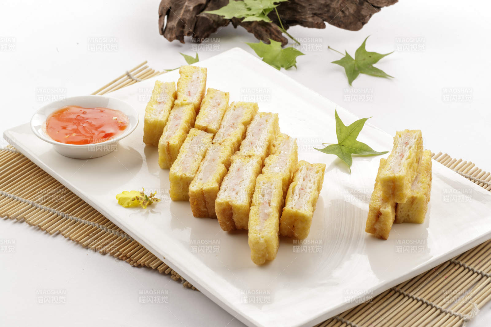 白色瓷盘装的飘香蒸鱼糕图片