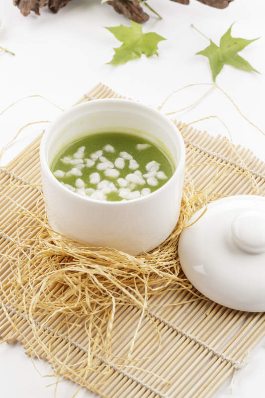 白色瓷汤盅装的珍珠翡翠养生汤