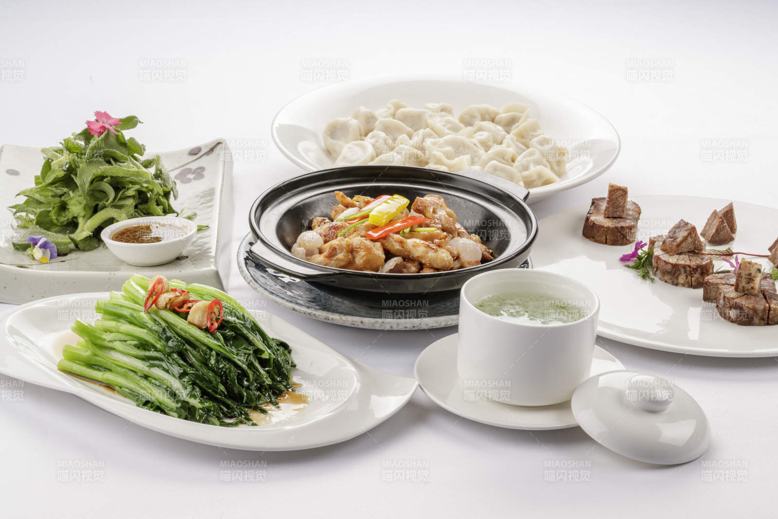 白色餐桌上摆放的一桌宴席