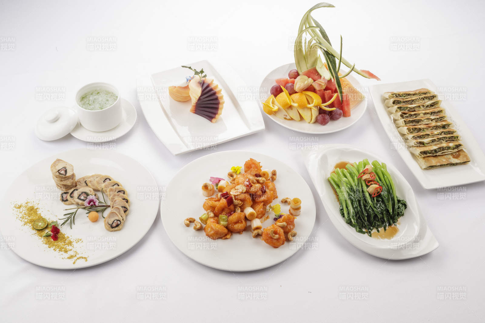 白色餐桌上摆放的一桌宴席