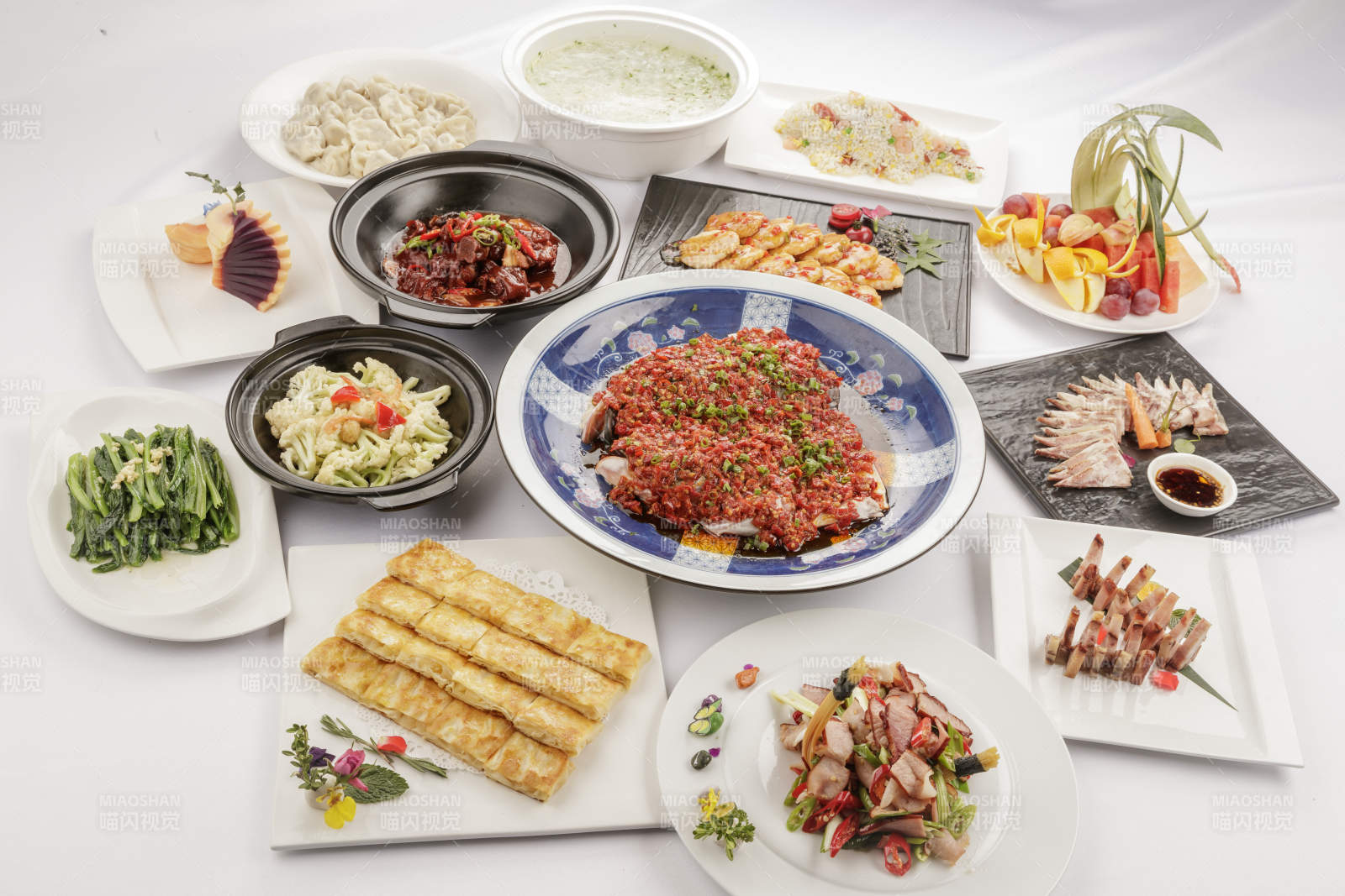 白色餐桌上摆放的一桌宴席