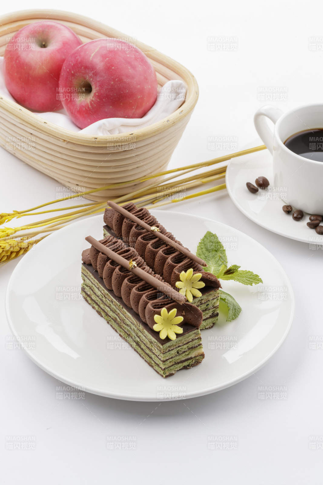 巧克力酱抹茶奶酪慕斯蛋糕摆放在白色背景上