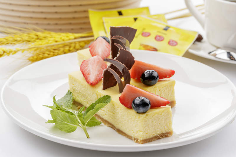 奶油巧克力撒粉慕斯蛋糕摆放在白色背景上