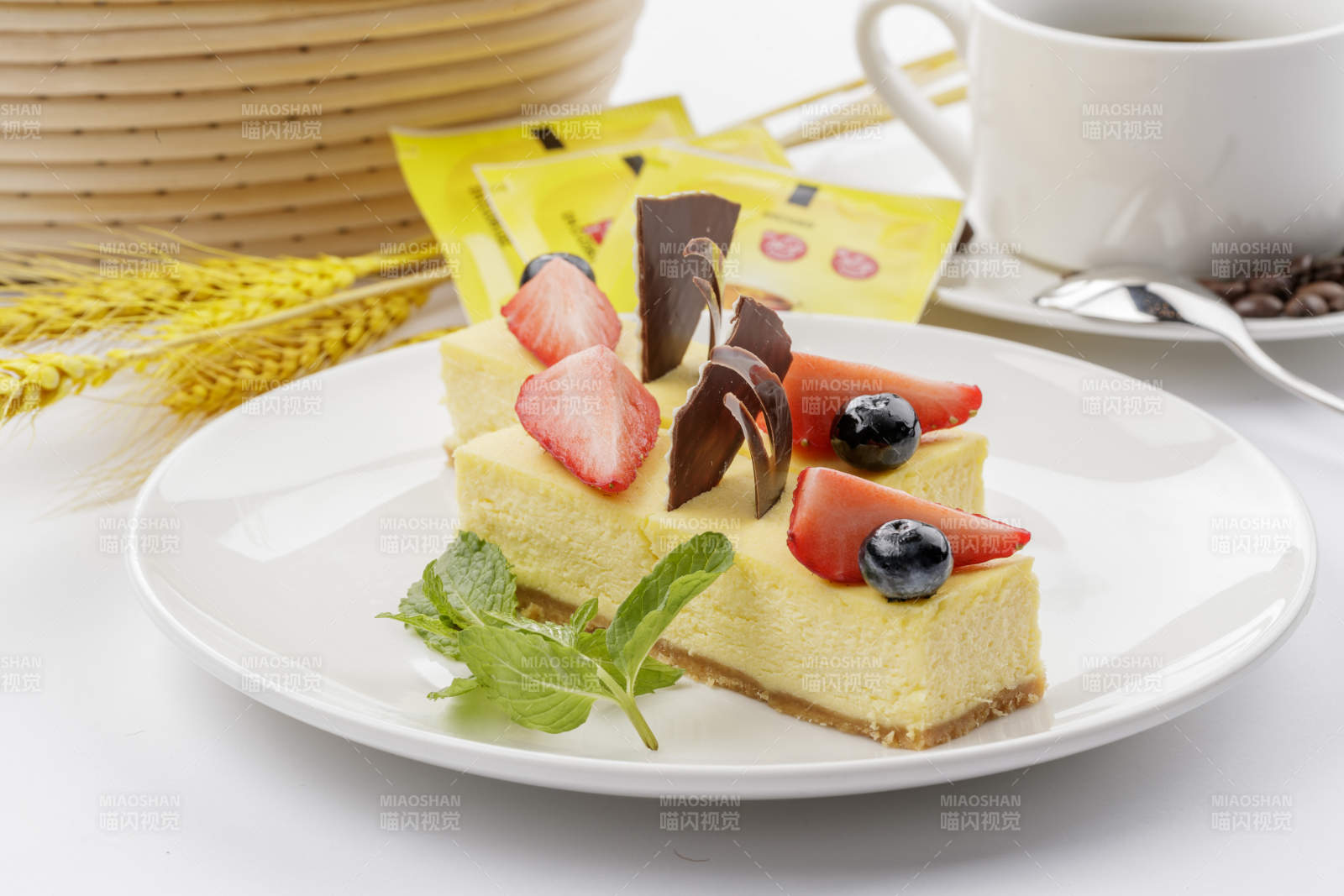 奶油巧克力撒粉慕斯蛋糕摆放在白色背景上