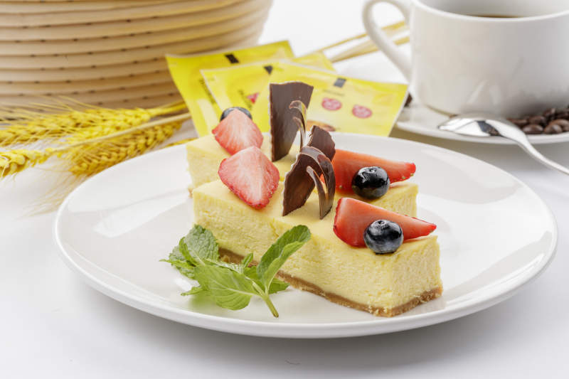 奶油巧克力撒粉慕斯蛋糕摆放在白色背景上