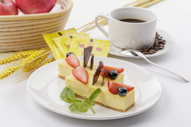 奶油巧克力撒粉慕斯蛋糕摆放在白色背景上