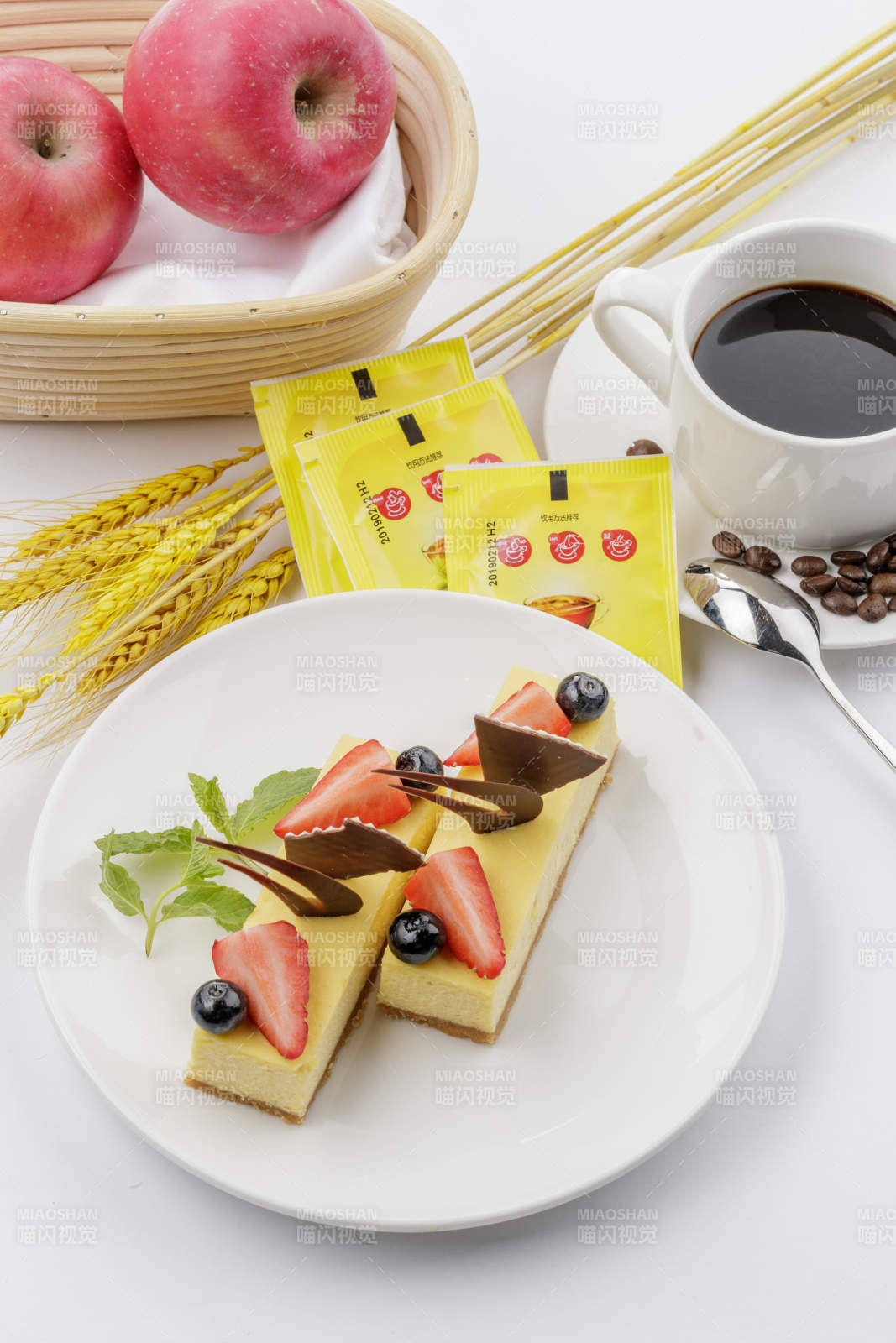 奶油巧克力撒粉慕斯蛋糕摆放在白色背景上