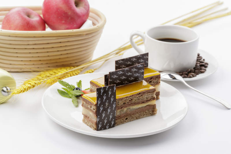 果酱杏仁慕斯蛋糕摆放在白色背景上