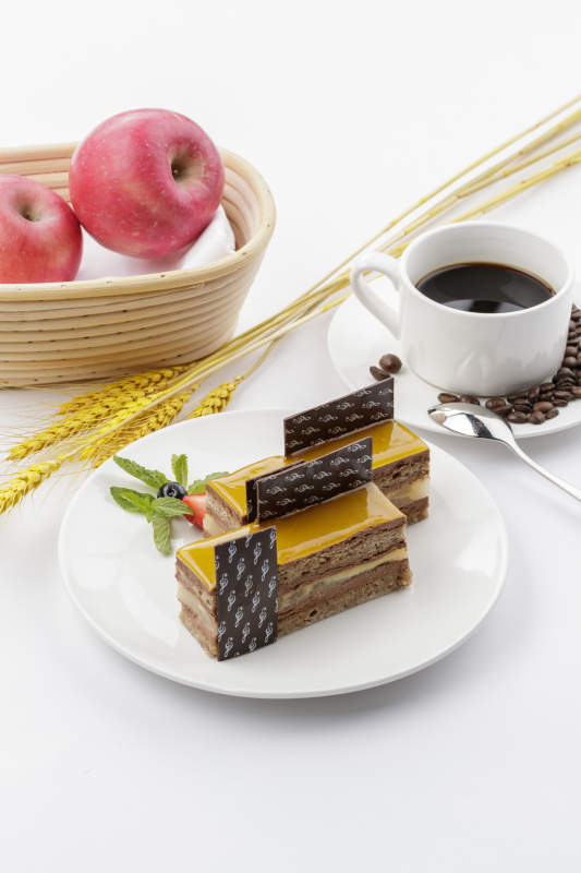 果酱杏仁慕斯蛋糕摆放在白色背景上