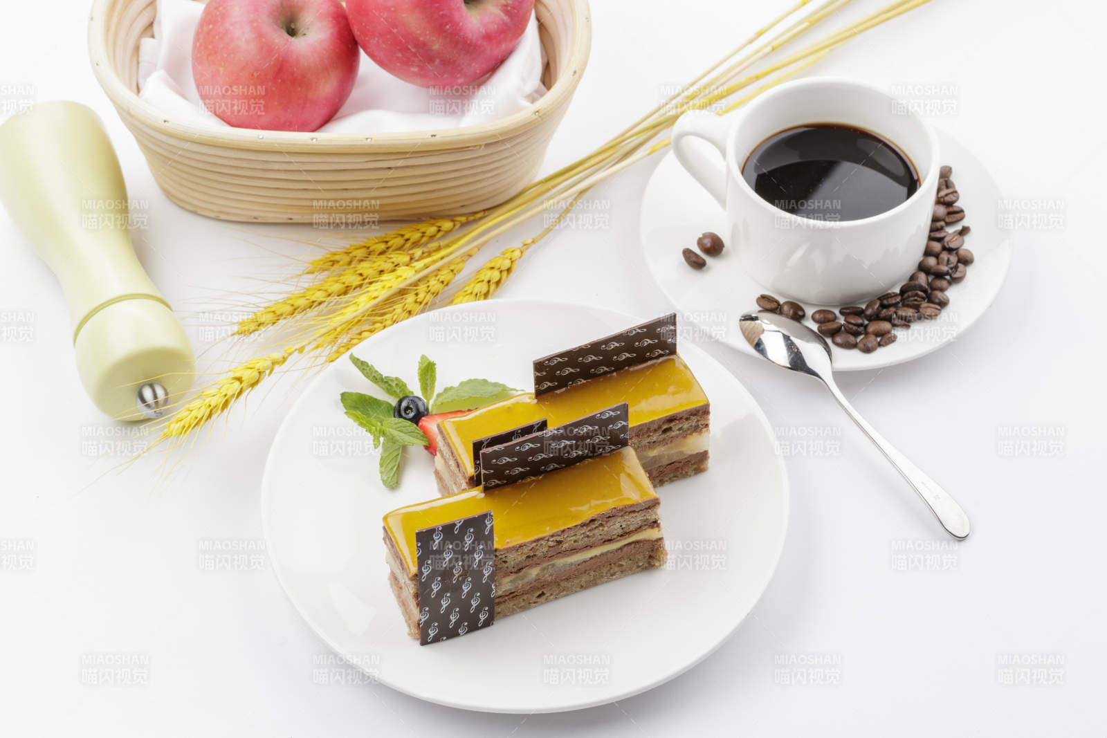 果酱杏仁慕斯蛋糕摆放在白色背景上