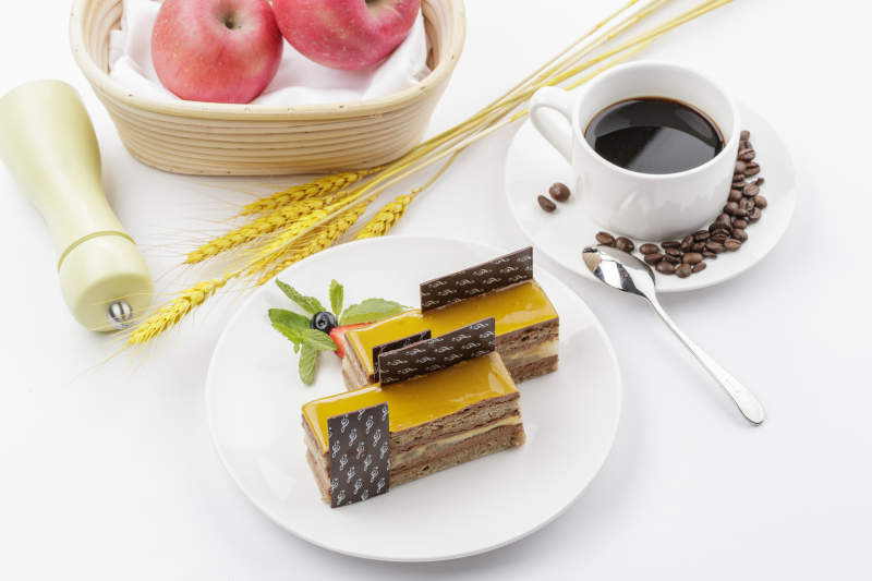 果酱杏仁慕斯蛋糕摆放在白色背景上