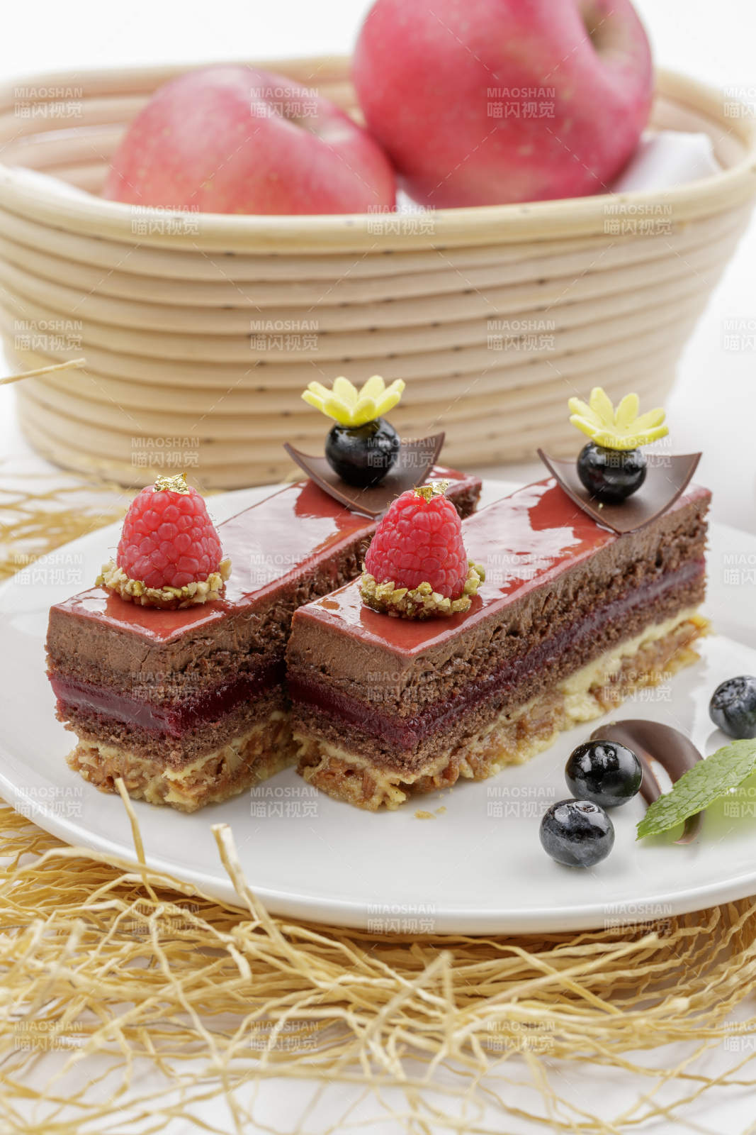 树莓蓝莓装饰的巧克力慕斯蛋糕-摄影图