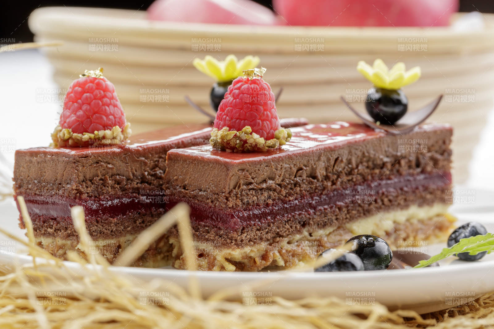 树莓蓝莓装饰的巧克力慕斯蛋糕-摄影图