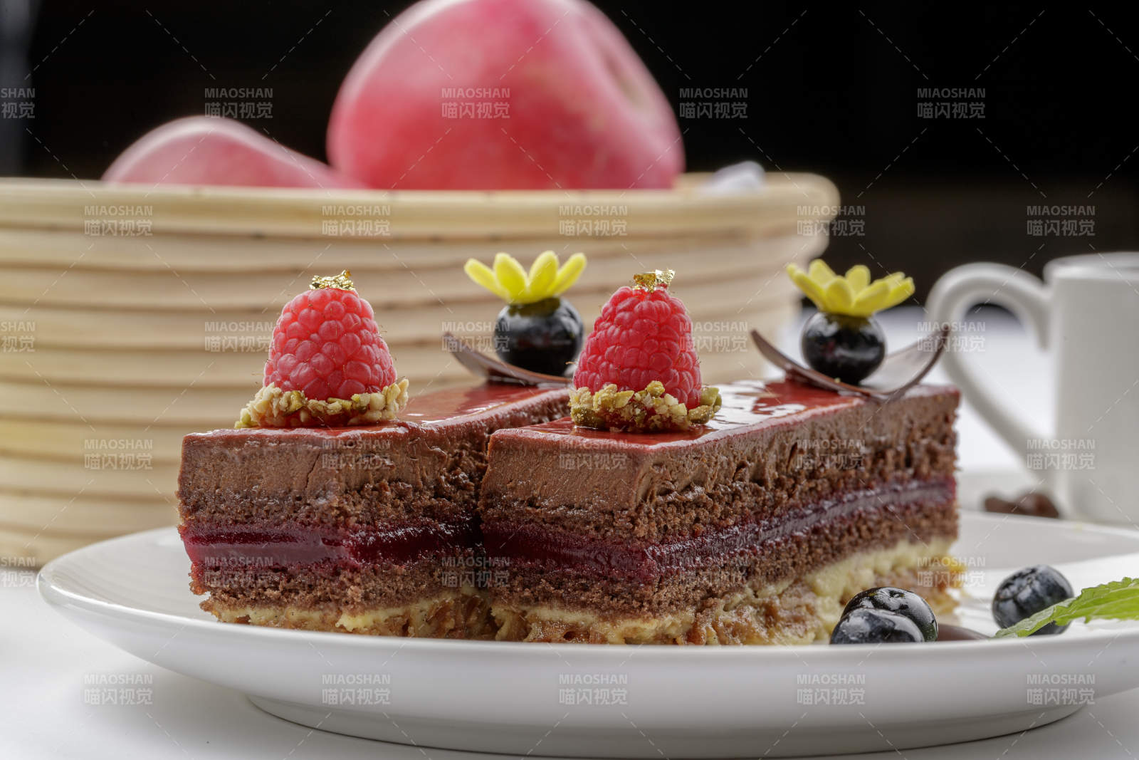 树莓蓝莓装饰的巧克力慕斯蛋糕-摄影图