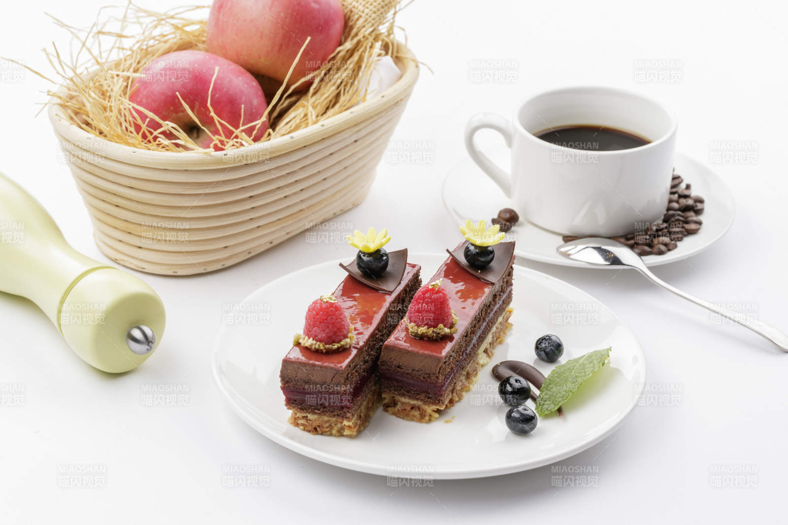 树莓蓝莓装饰的巧克力慕斯蛋糕-摄影图