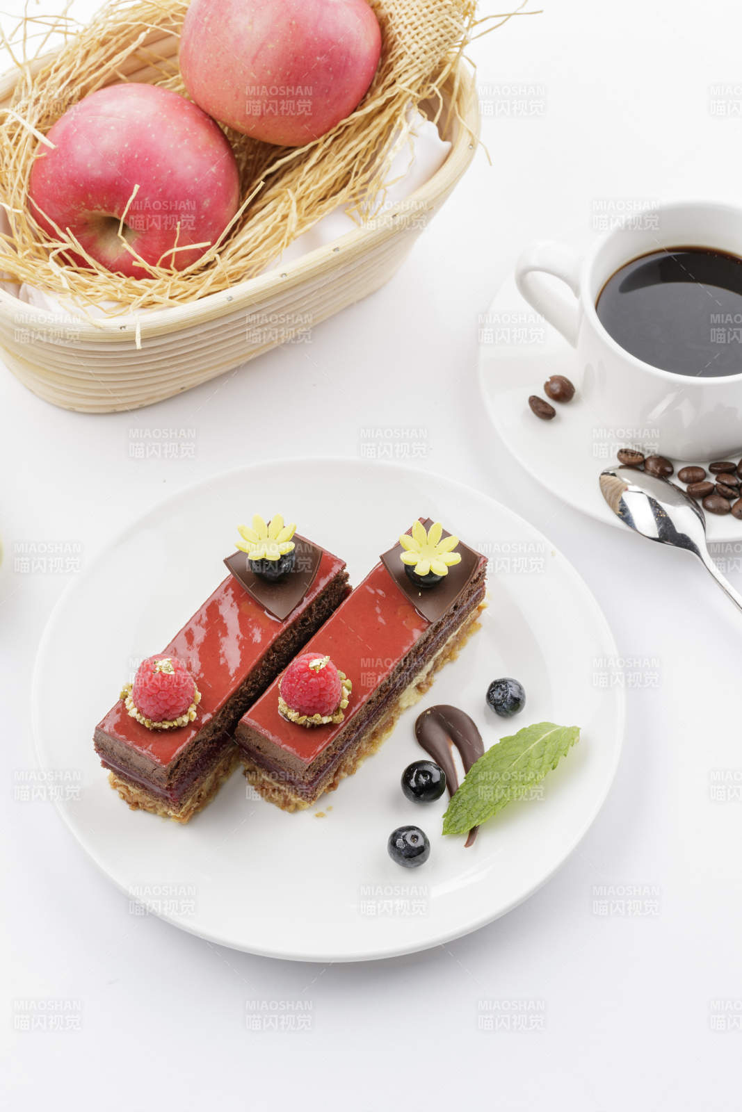 树莓蓝莓装饰的巧克力慕斯蛋糕-摄影图