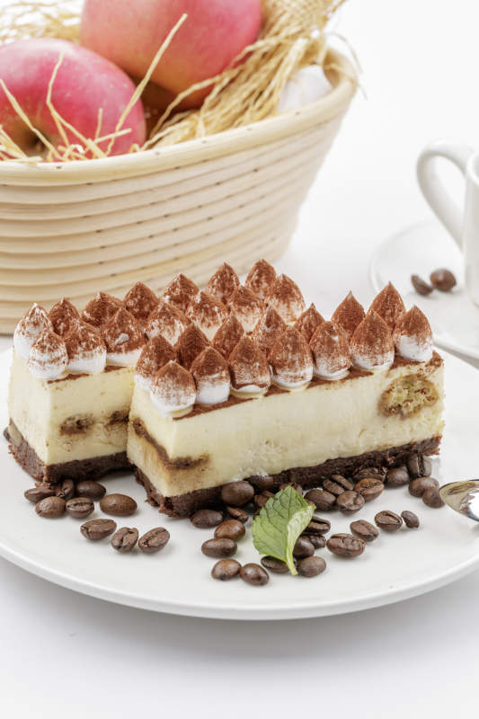 奶油巧克力撒粉慕斯蛋糕摆放在白色背景上