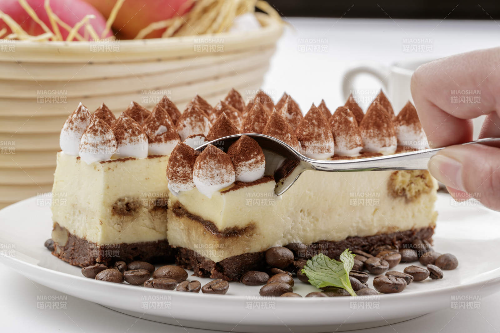 奶油巧克力撒粉慕斯蛋糕摆放在白色背景上